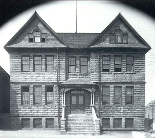 Le quartier général de l'Armée du Salut, sur Springdale Street, à St. John's, vers 1908 Le quartier général de l'Armée du Salut, sur Springdale Street, à St. John's, vers 1908