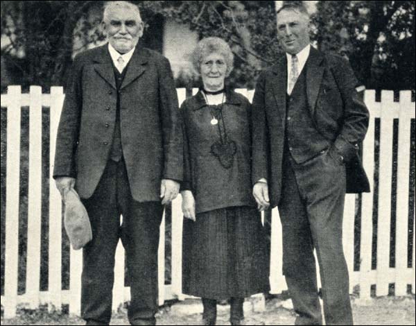 Bob Bartlett with parents, pre-1929 Bob Bartlett with parents, pre-1929