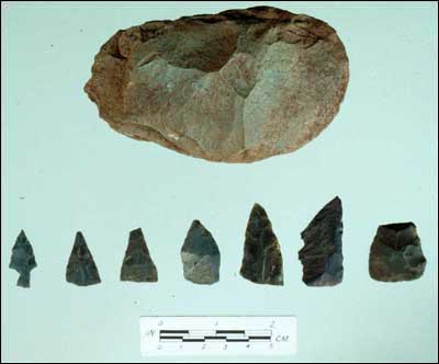 Small Chert Arrowpoints and a Large Chopper or Blank (Fld-330) Small Chert Arrowpoints and a Large Chopper or Blank (Fld-330)