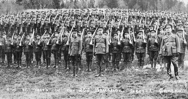 Les officiers et membres du 26e bataillon de la seconde Force expéditionnaire du Canada, en 1915