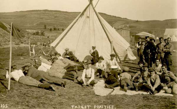 Des volontaires pratiquant le tir à la cible, Pleasantville, St. John's, vers 1914