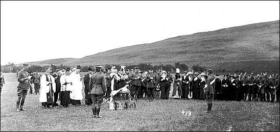 Remise des drapeaux au First Newfoundland Regiment au camp Stobs, Écosse, le 10 juin 1915