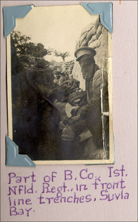 Une partie de la B Company, 1st Newfoundland Regiment, dans les tranchées de la ligne de front, Suvla Bay, 1915.