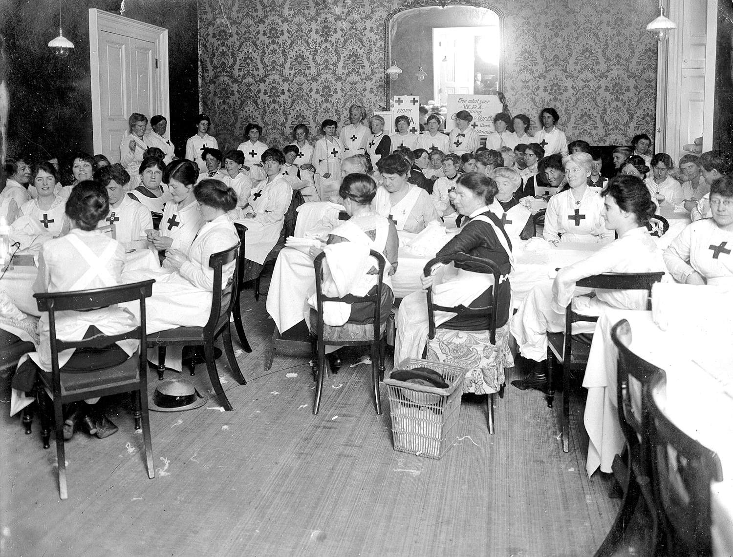 Des travailleuses de la Women's Patriotic Association à Government House, 1915